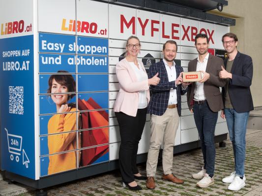 V.l.n.r. Ulrike Kittinger, Christoph Vierbauch (beide Libro/Pagro Diskont), Florian Hanglberger und Lukas Wieser (beide MyFlexBox) freuen sich über die gemeinsame Kooperation, für die symbolisch eine MyFlexBox im speziellen Branding steht.  
