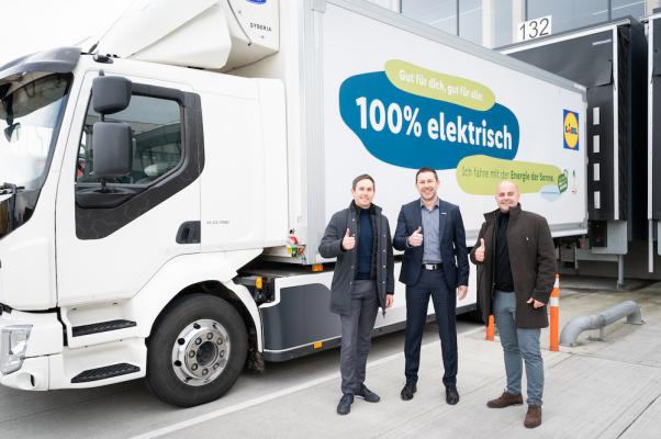 Seit September ist der erste vollelektrische Lkw von Volvo Trucks zur Filialbelieferung im Einsatz. Für 2023 sind insgesamt sechs E-Lkws geplant. Auf dem Bild (v. l. n. r.): Alessandro Wolf (CEO Lidl Österreich), Patrick Dornig (Geschäftsführer Volvo Trucks Österreich), Michael Kunz (Geschäftsleitung Vertrieb & Logistik Lidl Österreich) 