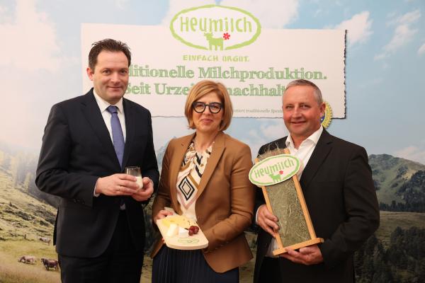 Das Interesse an Heumilch wächst weiter: Landwirtschaftsminister Norbert Totschnig, Christiane Mösl/Geschäftsführerin der ARGE Heumilch und Karl Neuhofer/Obmann der ARGE Heumilch (v.l.)