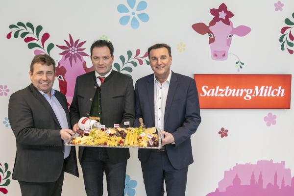 Salzburg Milch: v.l.n.r. Aufsichtsratsvorsitzender Robert Leitner, Bundesminister Norbert Totschnig, Geschäftsführer Andreas Gasteiger.