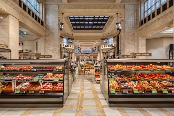 Der kürzlich renovierte Interspar-Supermarkt im Herzen Wiens wurde für sein Ladenkonzept mit dem Euroshop RetailDesign Award 2023 ausgezeichnet.