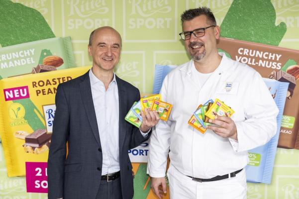 Wolfgang Stöhr, Geschäftsführer Ritter Sport Österreich, mit Michael Bock, Standortleiter Produktion Breitenbrunn, Ritter Sport 