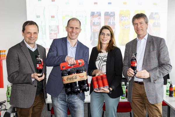 Verpackungsinnovationen von Coca-Cola Österreich (v.l.n.r.): Philipp Bodzenta (Coca-Cola Österreich), Herbert Bauer (Coca-Cola HBC Österreich), Katharina Rößl (Coca-Cola Österreich), Christian Strasser ( PET to PET Recycling GmbH).