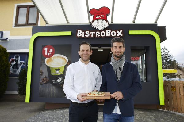 BistroBox Neulengbach: BistroBox-Geschäftsführer Klaus Haberl und Franchisepartner Philipp Griessler (v.l.).