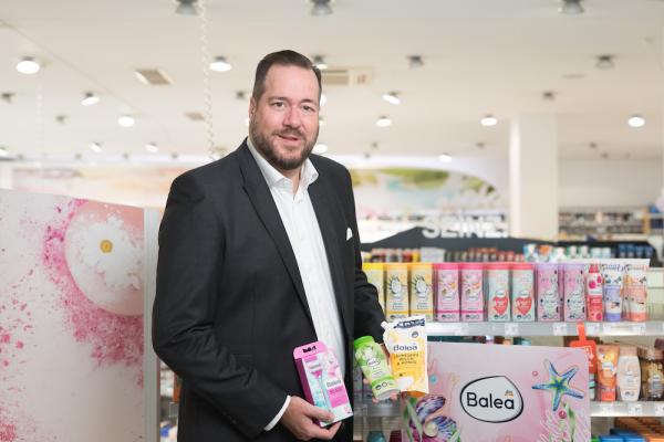 Harald Bauer, Geschäftsführer dm drogerie markt: 300 Balea-Produkte werden um durchschnittlich 12 Prozent günstiger. 