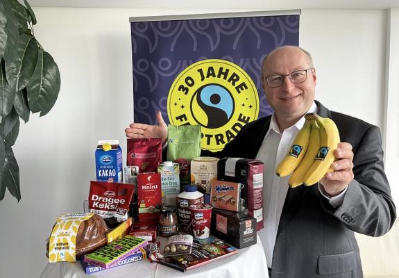 Fairtrade Geschäftsführer Hartwig Kirner feiert mit dem Siegel 30 Jahre Bestehen.