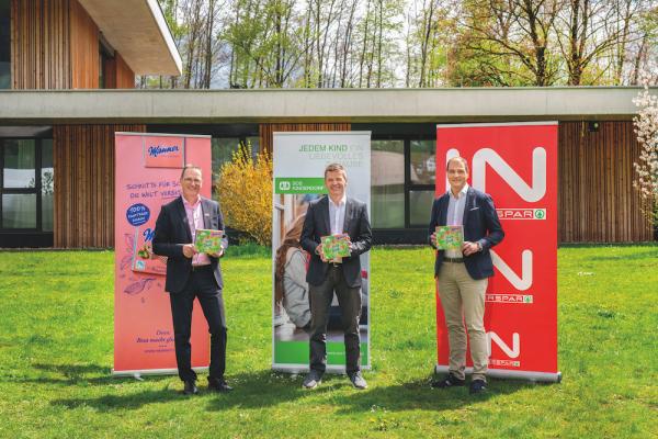  v.l.n.r. Andreas Kutil (CEO Manner), Christian Moser (GF SOS-Kinderdorf) und Johannes Holzleitner (INTERSPAR-GF)