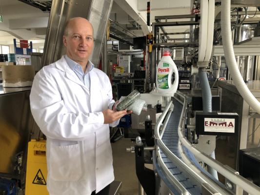 Erich Schlenz, Leiter Verpackungstechnik Henkel Wien: Recycling-PE für Persil-Flaschen im Einsatz.