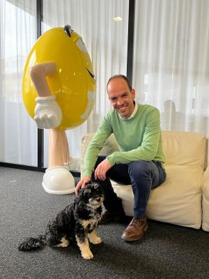 Kim Smet, Geschäftsführer Mars Austria, mit Hund