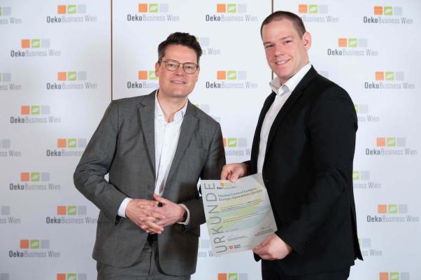Benedict Mayer vom Henkel-Werk Wien (re.) nimmt die „OekoBusiness Wien“-Auszeichnung von Klimastadtrat Jürgen Czernohorszky entgegen.