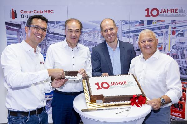 Eröffnung Mehrwegglaslinie Coca-Cola HBC Österreich. v.li.n.re; Patrick Redl, LR Leonhard Schneemann, Herbert Bauer, Bgm Gerald Handi.