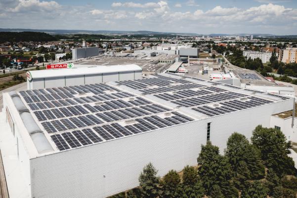Die Photovoltaikanlage am Dach des SPAR-Zentrallagers in St. Pölten produziert jährlich über 1.000 MWh Strom.