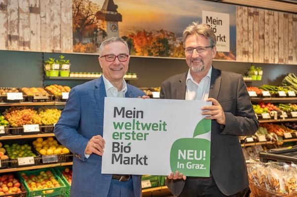 Christof Kastner (li.) und Horst Moser eröffnen gemeinsam mit Biogast den ersten MeinBioMarkt