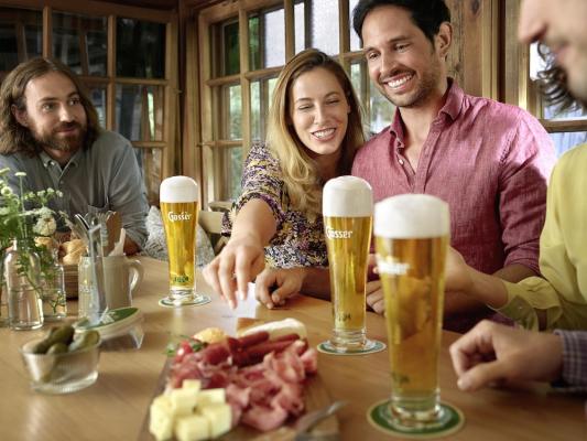 Zum Wohl! Für rund 90% der Landsleute ist Bier für die Getränkekultur in Österreich wichtig.