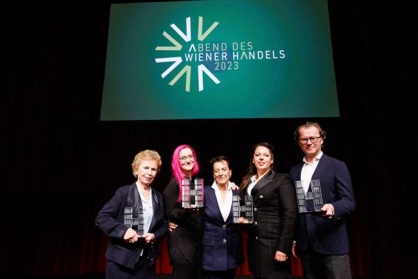 Die Preisträgerinnen und Preisträger des Handelshermes 2023 mit Handelsobfrau Margarete Gumprecht (Mitte)