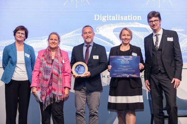 Spar erhält den Retail Innovation award: v.r.n.l.: Frank Kronemann, Elisabeth Blaickner, Oskar Preinfalk nahmen für Spar Österreich die Auszeichnung entgegen.