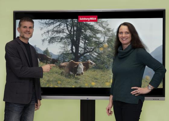 Florian Schwap (Head of Marketing & Innovation) und Sabine Meißnitzer (Marketingleitung) präsentieren die neue Kampagne der SalzburgMilch.