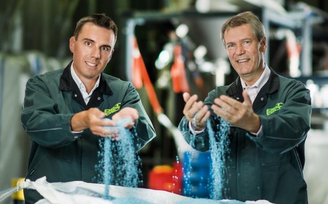 Die Geschäftsführung Thomas Billes und Christian Strasser freuen sich über die Recycling-Menge von 32.283 t PET-Material im Jahr 2023. 