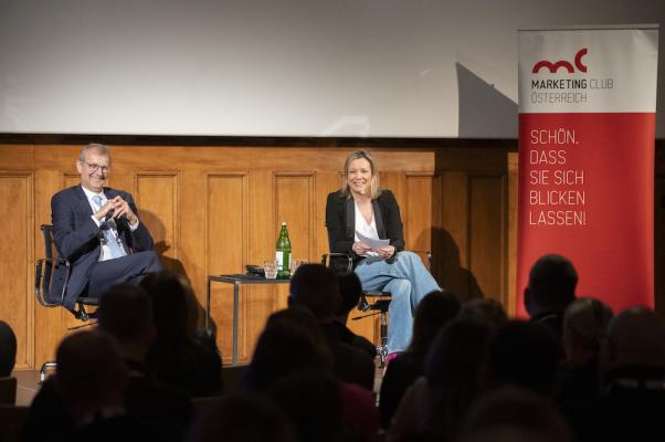 Thomas Salinger, XXXLutz und Moderatorin Anna-Maria Wallner von „DiePresse“ bei der Veranstaltung des MCÖ