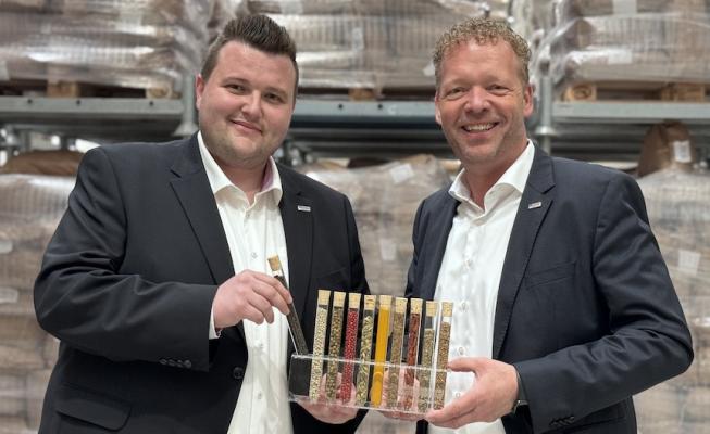 Niederlassungsleiter Luca Sievers (links) und der Geschäftsführende Gesellschafter Jürgen Greiwing haben das neue Megacenter für Gewürze und Kräuter in Hamburg in Betrieb genommen