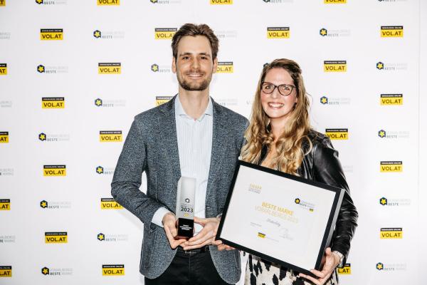 Geschäftsführer Florian Sutterlüty und Marketing-Leiterin Michèle Garre präsentieren stolz die Auszeichnung für Vorarlbergs beste Marke 2023