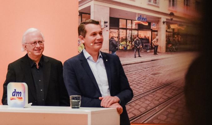 dm drogerie markt CEO Christoph Werner (rechts) und Christian Mikunda bei der Präsentation des neuen Konzeptes.