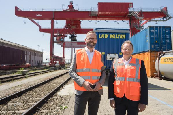 Im Bild (v.l.n.r.): Stefan Heiglauer (dm Geschäftsführer) und Ewald Altenburger, Sales Director bei LKW Walter