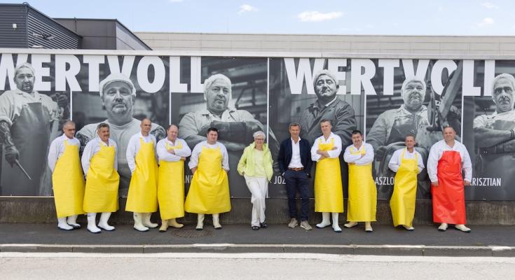 Marcher Fleischwerke holen mit Foto-Kampagne WERTVOLL Schlachthof-Mitarbeiter vor den Vorhang