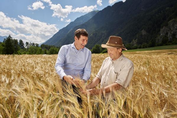 Martin Lechner (Geschäftsführer von Zillertal Bier, l.) mit Tiroler Getreidepionier Christian Sturm, der 2013 als erster Landwirt in der Region bei der Wiederaufnahme des Getreideanbaus in Tirol half.