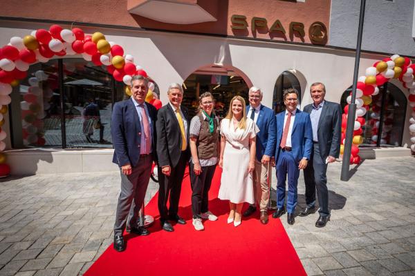 Der gesamte Spar Vorstand mit Patricia Sepetavcs (Spar Wörgl) bei der Eröffnung des neu gestalteten Spar Gründermarktes in Kufstein