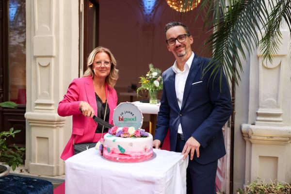 BIPA-Marketingleiterin Michaela Mülleder und Geschäftsführer Markus Geyer zum 10. Geburtstag von bigood