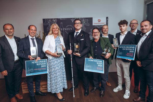 Die Gewinner des Vineus 2024 (v.l.n.r.): Transgourmet-GF Thomas Panholzer, Stefan Gilg (Newcomer Winzer), Angelika Ponecz (Weitzer Betriebe, Trinkwerk-Goliath), Moritz Huth (Newcomer Sommelier), Willi Sattler (Lebenswerk), Erwin und Lorenz Tschermonegg (Genuss Erlebnis am Weingut) sowie Andreas Hayder und Gerald Santer