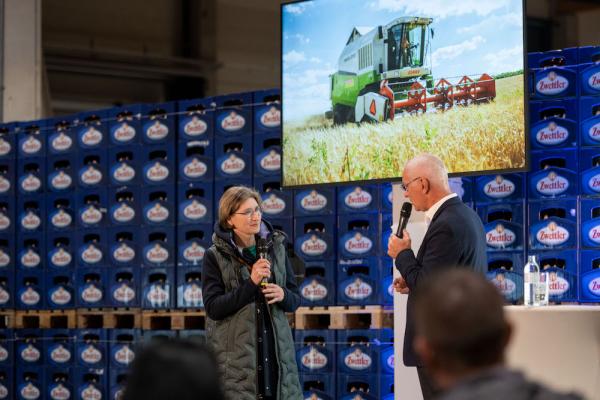 Barbara Widner, Obfrau der Erzeugergemeinschaft Edelkorn im Gespräch mit Zwettler-Marketingchef Rudolf Damberger