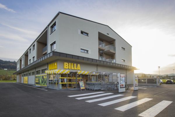 Mit der Eröffnung des neuen Billa-Marktes in Thalgau, Kirchenweg 1, wird ein wegweisendes Projekt in der Region realisiert, das die moderne Nahversorgung mit dringend benötigtem Wohnraum verbindet.