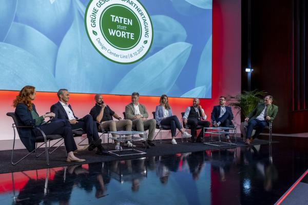 Grüne Gesellschaftertagung: v.l.n.r.: Moderatorin Nicola Löwenstein; Manuel Hofer, Hannes Royer; Rudolf Berger; Theresa Janke, Fokus Zukunft; Thomas Neumayer, Johannes Aumann und Thomas Panholzer