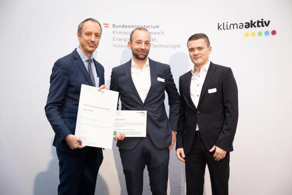 Klimaaktiv: Daniel Broschek (Prokurist, Leitung Produktionsprozesse), Nils Bode (Leiter Technik) mit Sektionschef Jürgen Schneider (BMK)