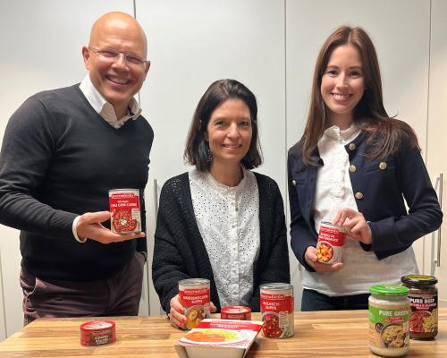 Maresi-Geschäftsführer Andreas Nentwich mit den beiden Inzersdorfer Brand Managerinnen Martina Riebenbauer und Corina Drabek.