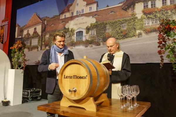 Die Weinpatenschaft übernahm dieses Jahr der Kabarettist Gery Seidl (links) der dem Taufwein den Namen „Lichtblick“ verlieh.