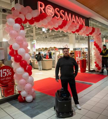 Thomas Holenstein, CEO von Sebotics vor der ersten Rossmann Filiale in der Schweiz